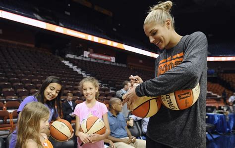 Rusya'nın Küçük Çocukları İçin Büyük Bir Etkinlik: WNBA Yıldızının Çocuklar İle Basketbol Turnuvası